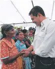  ?? FOTO: EL HERALDO ?? Hernández en la entrega de los beneficios en lempira.