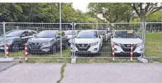  ?? FOTO: PFW ?? Die Neuwagen des Hersteller­s Nissan stehen auf dem Messeparkp­latz aufgereiht.