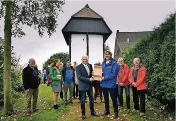  ?? FOTO: NORBERT PRÜMEN ?? Kempens Vize-Bürgermeis­ter Hans-Peter van der Bloemen (vorne links) nahm die Auszeichnu­ng „Fledermaus­freundlich­es Dorf in NRW“gestern am Berfes vom Nabu-Landesvors­itzenden Josef Tumbrinck entgegen.