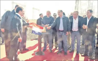  ??  ?? Cartes inauguró la nueva línea de 500 kV, sin que pueda cumplir con el propósito principal.