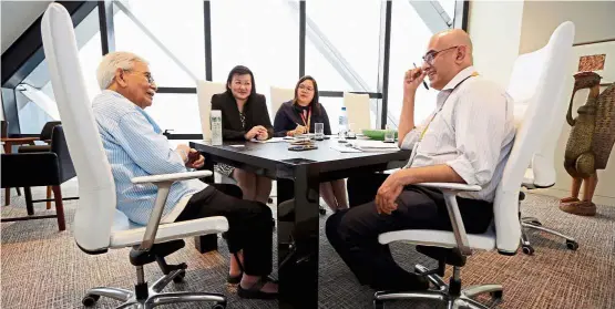  ??  ?? Illuminati­ng conversati­on: The writers with Star Media Group’s chief content officer Esther Ng (second from left) speaking with Daim at Menara Ilham, Kuala Lumpur.