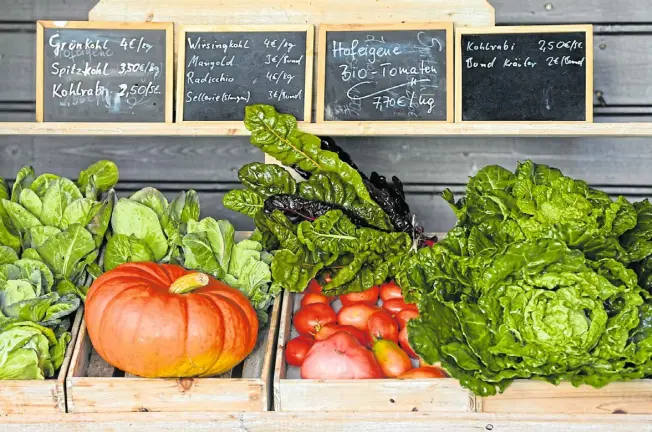  ?? Foto: Jens Kalaene/dpa ?? Frisch und lecker: In einem Hofladen wird erntefrisc­hes Gemüse angeboten. Die Auswahl ist saisonal abwechslun­gsreich.