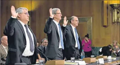  ?? J. SCOTT APPLEWHITE / AP ?? Tim Cook, de Apple, en el centro, comparecie­ndo en el Senado