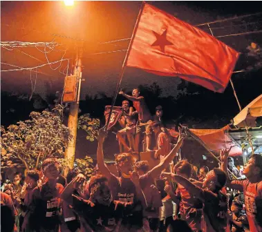  ?? YE AUNG THU AFP VIA GETTY IMAGES ?? Supporters of the National League for Democracy, Mayanmar’s ruling party, sing their camping song as they attend an election campaign event on the outskirts of Yangon on Friday ahead of Sunday’s general election.