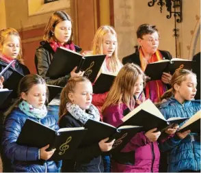  ?? Fotos: Doris Bednarz ?? Das Stück „Die Botschaft der Liebe“sangen Kinder- und Frauenchor in Ehekirchen am Mittwoch gemeinsam.