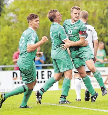  ?? FOTO: THOMAS WARNACK ?? Ja! Freude herrscht bei Torschütze Florian Geiselhart (rechts) nach seinem Tor zum 1:1. Der Torschütze lässt sich von Manuel Butscher (Mitte) und Stefan Münst (links) feiern