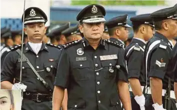  ?? FILE PIC ?? Sarawak police commission­er Datuk Mazlan Mansor (centre) inspecting a guard-of- honour at the state police headquarte­rs in Kuching recently. (Inset) Murder victim Siti Nadirah Abdullah.