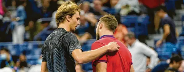  ?? Foto: Frank Franklin, dpa ?? Alexander Zverev tröstete seinen Kontrahent­en Jack Sock, der in der dritten Runde der US Open verletzt aufgeben musste.