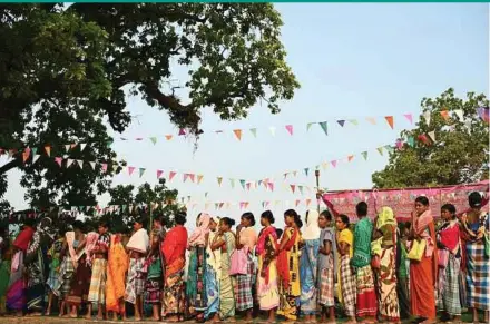  ?? PIC AFP ?? Voters queuing up to cast their ballot outside a polling station during the first phase of voting of India’s general election, in Dugeli village some 33km from Dantewada town in Chhattisga­rh state on Friday.