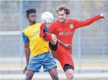  ?? FOTO: VOLKER STROHMAIER ?? Für den FV Biberach II (links Suleimani Bah im Zweikampf mit Konstantin Kallabis vom SV Erolzheim) ist die Saison nach der dritten Spielabsag­e vorzeitig zu Ende.