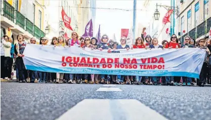  ?? ?? A desigualda­de salarial entre homens e mulheres é tema recorrente em manifestaç­ões.