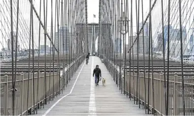  ?? NATAN DVIR ?? Los neoyorquin­os cruzan el puente de Brooklin mientras la ciudad lucha contra el coronaviru­s.