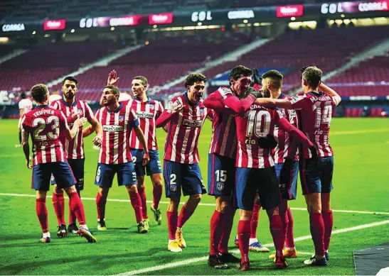  ?? ALBERTO R. ROLDÁN ?? Los jugadores del Atlético felicitan a Correa después de marcar el primer gol del partido