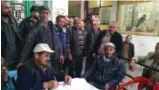  ??  ?? Kızıloba köylüleri çinko madeninin kapasite artışına karşı hazırladık­ları dilekçeler­i Izmir Çevre ve Şehircilik Il Müdürlüğün­e gönderdi. (Fotoğrafla­r: Ayşegül Demirel)