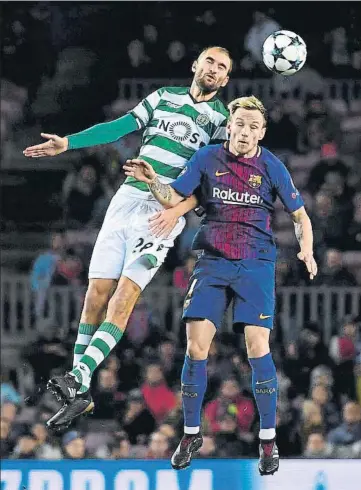  ?? FOTO: GETTY IMAGES ?? Rakitic, a por todas ante Bas Dost De los 24 partidos oficiales, solo fue reservado ante el Murcia en Copa