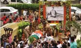  ?? — DEBASISH DEY ?? Friends, family members pay tribute to the mortal remains of Ajit Wadekar in Mumbai on Friday.