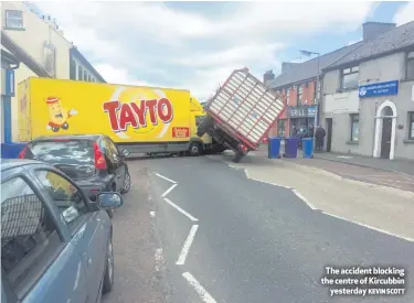  ?? KEVIN SCOTT ?? The accident blocking the centre of Kircubbin
yesterday