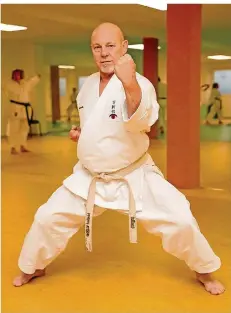  ?? FOTO: BECKERBRED­EL ?? Volker Schwinn leitet das Karatetrai­ning des TV Völklingen in der Hans-Netzer-Halle. 1968 begann er mit dem Kampfsport.