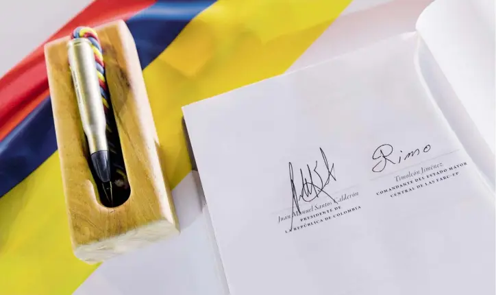  ?? FOTO ?? El “balígrafo” fue el indicado para plasmar la firma de Juan Manuel Santos y Rodrigo Londoño sobre el acuerdo final.