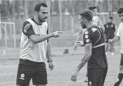  ?? FOTOS: JANO RUEDA-LA NUEVA. ?? se lo ganó en la cancha. Así se maneja Facundo Tello, quien en la acción apercibió al defensor Raúl Iberbia.