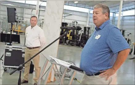  ?? John Bailey ?? VT Industries President Doug Clause (right) and Ryan Miller, the director of operations in VTI’s U.S. countertop operations, thank members of Rome and Floyd County’s government and business community this past week during the official opening of its new 40,000-square-foot facility on Redmond Circle.