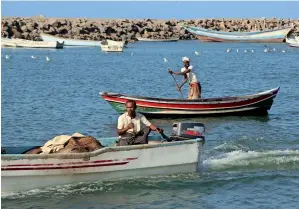  ?? — AFP ?? Fishermen row their boats in the Red Sea off a dock in the embattled port city of Hodeida.