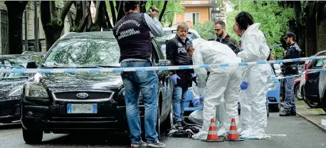  ??  ?? La polizia scientific­a in via Cadore, nel centro di Milano, dove ieri mattina è stato gravemente ferito un uomo all’interno della propria auto