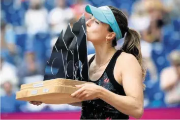  ?? KEYSTONE ?? Alizé Cornet könnte die letzte Tennisspie­lerin sein, die in Gstaad einen Siegerpoka­l küsst.