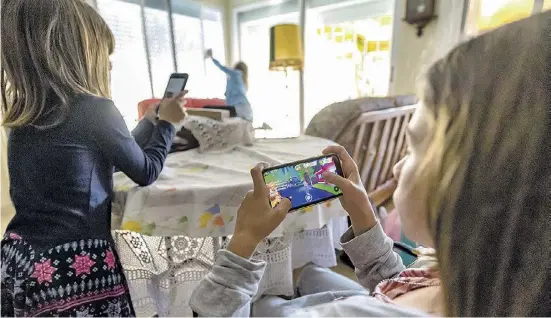  ?? Foto: David Revenga ?? In Spanien fordern Eltern und Lehrer ein Smartphone-Verbot für Kinder und Jugendlich­e unter 16 Jahren.
