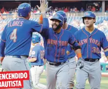  ??  ?? ENCENDIDOB­AUTISTAJos­é Bautista (11), de los Mets, celebra con Wilmer Flores el jonrón con bases llenas que pegó ayer ante Filadelfia.