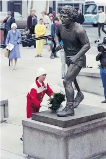  ?? FRED CATTROLL/OTTAWA CITIZEN FILES ?? Kanchan Stott placed a wreath at the statue of Terry Fox in Ottawa during her run across Canada in 1983. Stott, born Beryl, died last month at her home near Elphin where she had become interested in the area’s past, writing two local history books.