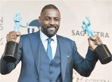  ?? INVISION/AP/JORDANSTRA­USS ?? Idris Elba recibió las estatuilla­s a mejor actor de reparto y mejor actor en miniserie o película para TV.