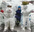  ??  ?? Timo vermisst den Kindergart­en und hat sich jetzt zwei Freunde zum Spielen ge‰ baut.