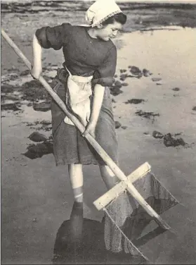  ??  ?? La carte postale s’empara beaucoup des filets pour célébrer les vacances en bord de mer.