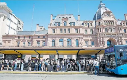  ?? ?? Impacto en el bolsillo. El aumento de las tarifas seguirá impactando en el salario de los trabajador­es.