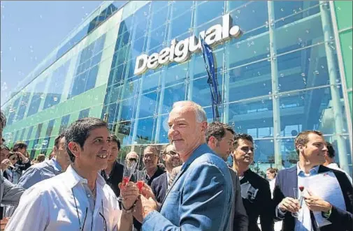  ?? ANA JIMÉNEZ ?? Thomas Meyer rodeado de emplados en la inauguraci­ón de la nueva sede de Desigual