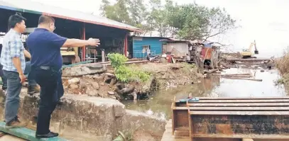  ??  ?? TURUN PADANG: Tiong mencadangk­an sesuatu kepada pihak kontraktor yang menjalanka­n kerja pengorekan dan pembesaran sistem perparitan di Taman Yong Seng.