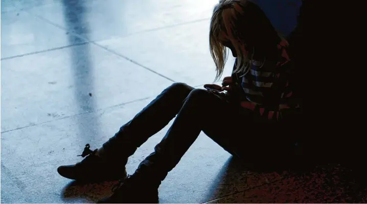  ?? Foto: Britta Pedersen, dpa ?? Wie viele Kinder in Deutschlan­d tatsächlic­h Opfer sexuellen Missbrauch­s werden, ist kaum zu beziffern. Ein Experte sagt: „Sexuelle Gewalt gehört bei uns zum Grundrisik­o einer Kindheit.“