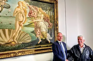  ??  ?? Eike Schmidt insieme a Carlo Olmastroni, tornato ieri a visitare gli Uffizi