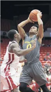  ?? Young Kwak Associated Press ?? TRA HOLDER of Arizona State shoots over Viont’e Daniels of Washington State in the first half.