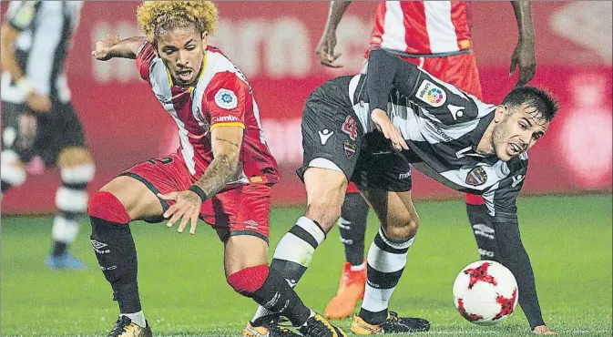  ?? FOTO: PERE PUNTÍ ?? El Girona, a pesar de que lo intentó, se topó en más de una ocasión con su desacierto y con un buen Oier. El Levante, por el contrario, aprovechó las pocas ocasiones que tuvo