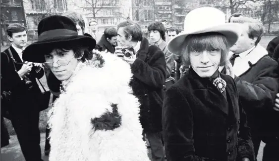  ?? ?? Keith Richards en Brian Jones (rechts) in 1967. Beeld uit de documentai­re ‘The Stones and Brian Jones’.