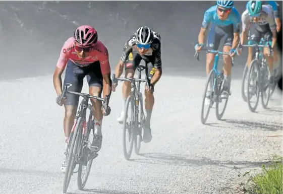  ?? Foto: Afp ?? Bernal no dudó en arriesgar en el sterrato para afianzar la maglia rosa.