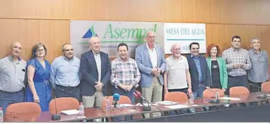  ?? JAVIER ALONSO ?? Foto de familia de regantes, sindicatos agrarios y el presidente de Asempal, tras la reunión.