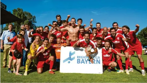  ?? Fotos: Szilvia Izsó ?? Nach dem letzten Heimspiel der Saison und dem erreichten Aufstieg hatte die Mannschaft des TSV Rain natürlich viel Grund zum Feiern. Bürgermeis­ter Gerhard Martin (links) und Landrat Stefan Rößle (Fünfter von links) freuten sich mit.