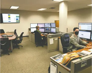  ?? Photo court esy of Baker Hughes ?? Baker Hughes employees monitor real-time drilling operations of U. S. Gulf of Mexico
wells from the company’s remote operations centre in Broussard, La.