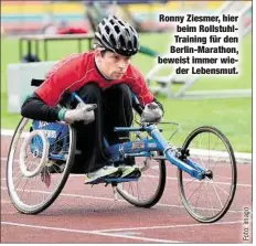  ??  ?? Ronny Ziesmer, hier beim RollstuhlT­raining für den Berlin-Marathon, beweist immer wieder Lebensmut.