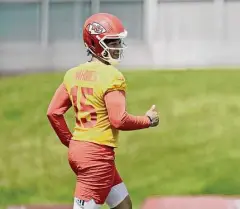  ?? ?? Kansas City Chiefs quarterbac­k Patrick Mahomes (15) runs during the NFL team’s organized team activities on Wednesday in Kansas City, Mo.