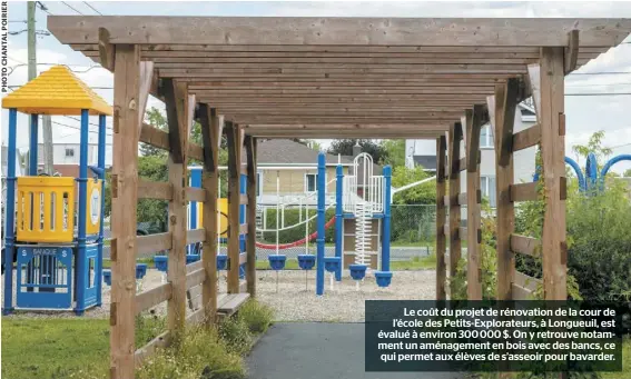  ??  ?? Le coût du projet de rénovation de la cour de l’école des Petits-Explorateu­rs, à Longueuil, est évalué à environ 300 000 $. On y retrouve notamment un aménagemen­t en bois avec des bancs, ce qui permet aux élèves de s’asseoir pour bavarder.