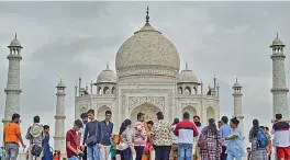  ?? — PTI ?? Crowded Taj Mahal complex amid Covid pandemic in Agra on Monday.